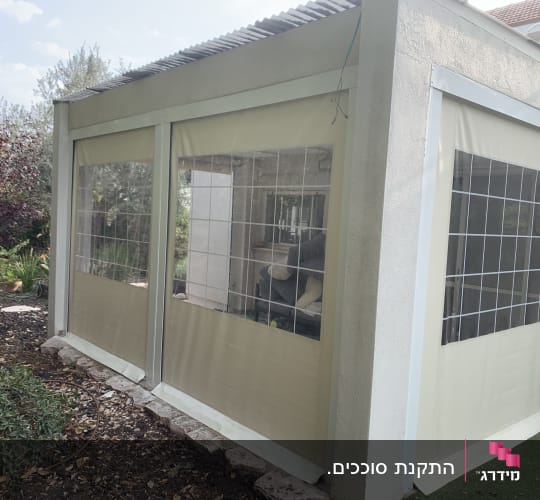 סגירת חורף שמשונית למרפסת עם חלונות שקופים
